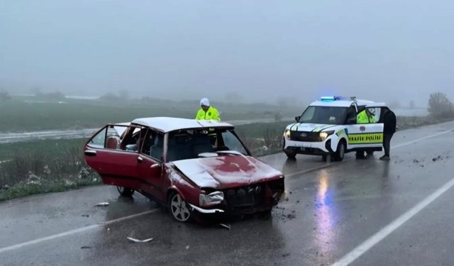 Otomobil tabelaya çarptı: 1 yaralı