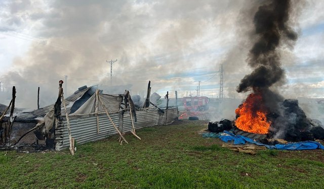 Ağıl ve saman balyaları alev alev yandı