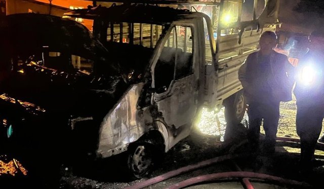 Alaca'da kamyonet yanarak, kullanılmaz hale geldi