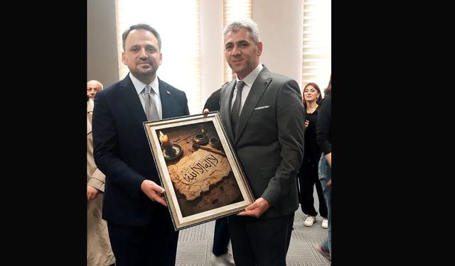 Şahin’den Bakan Yardımcısı Eminoğlu’na anlamlı hediye