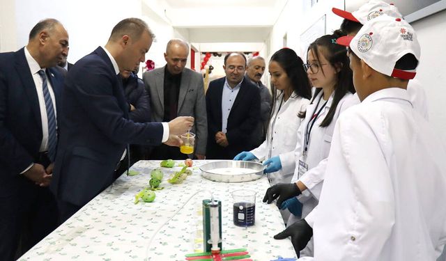 Alaca Ortaokulu’nda TÜBİTAK Bilim Fuarı yoğun ilgi gördü