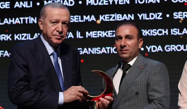 Ödülünü Cumhurbaşkanı Recep Tayyip Erdoğan'ın elinden aldı