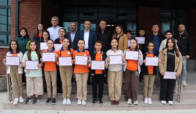 Bursluluk sınavında başarı gösteren öğrencilere ödül