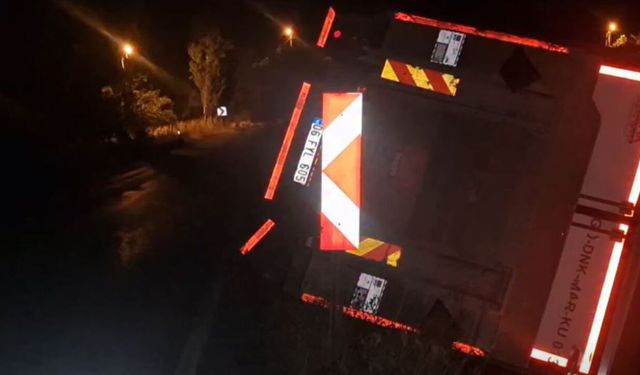 Kamyon şarampole devrildi: Kaza ucuz atlatıldı