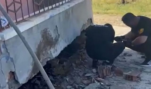 Evin duvarına giren yılanı itfaiye ekibi yakaladı