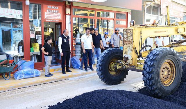 Sıcak asfalt çalışmalarını yerinde inceledi
