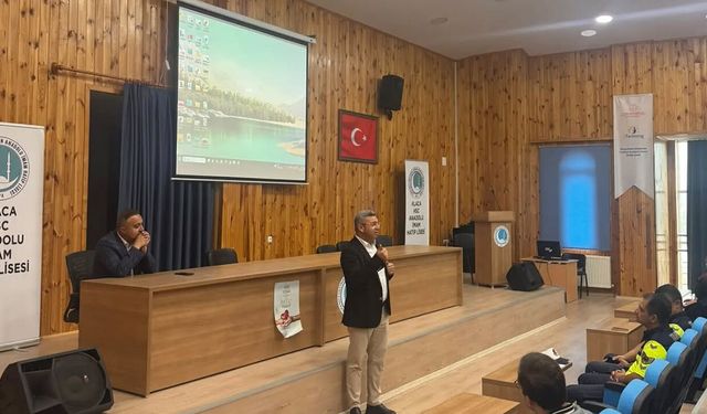 Öğrenci taşıyan servis sürücülerine trafik eğitimi