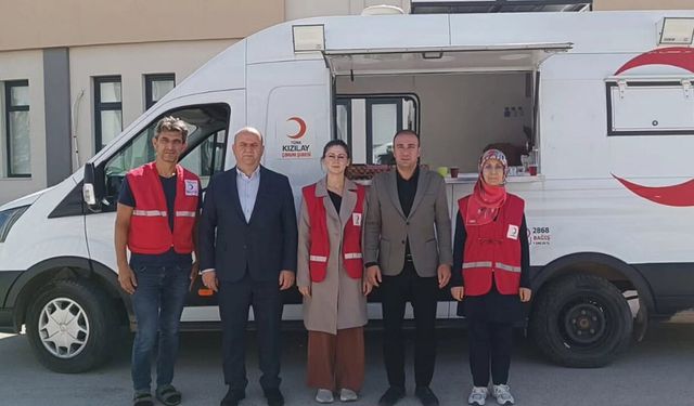 Alaca’ya kayıt için gelen öğrencilere Kızılay’dan ikram