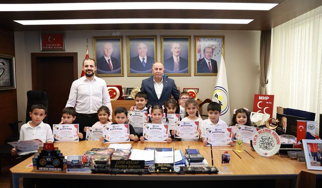 Drama eğitimini tamamlayan çocuklara başarı belgesi
