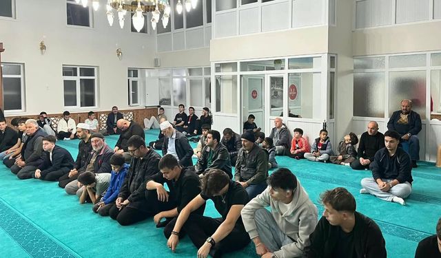 Gençler Camide Buluştu: Namaz, Sohbet ve Dualarla Manevi İklim