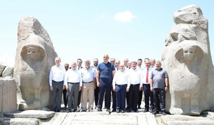 Bakan Ersoy, Alacahöyük'teki çalışmalar hakkında bilgiler aldı