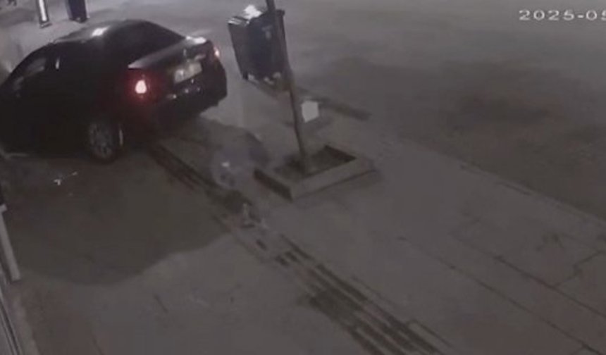 Otomobiliyle iş yerine çarpan sürücü kaçtı