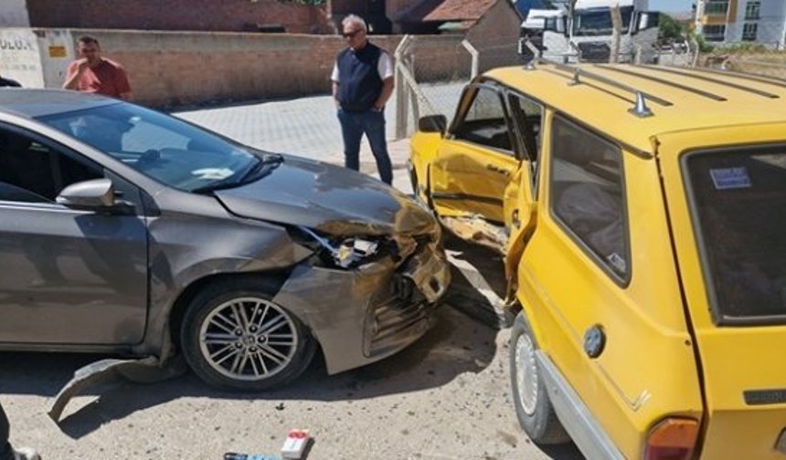 Alaca’da iki otomobil çarpıştı: 3 yaralı