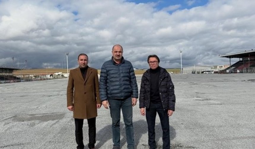 Alaca'da halı saha baştan aşağı yenileniyor