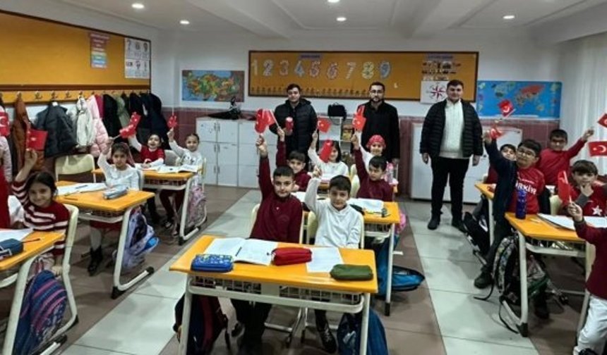 Alaca Ülkü Ocakları'ndan miniklere bayrak