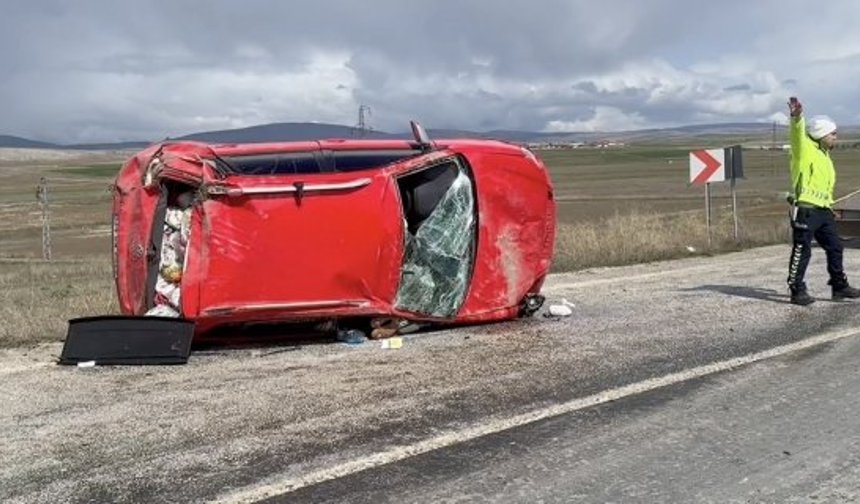 Alaca'da takla atan otomobildeki 3 kişi yaralandı