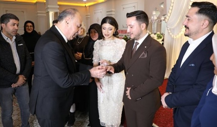Melike & Batuhan çiftinin nişan kurdelesini Başkan Arslan kesti
