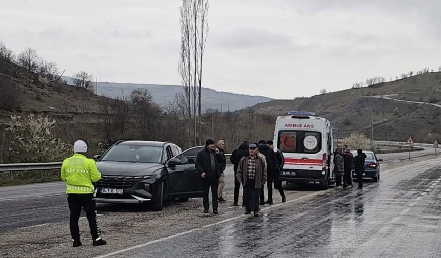 Alaca'daki bu kavşakta kaza: 2 kişi yaralandı
