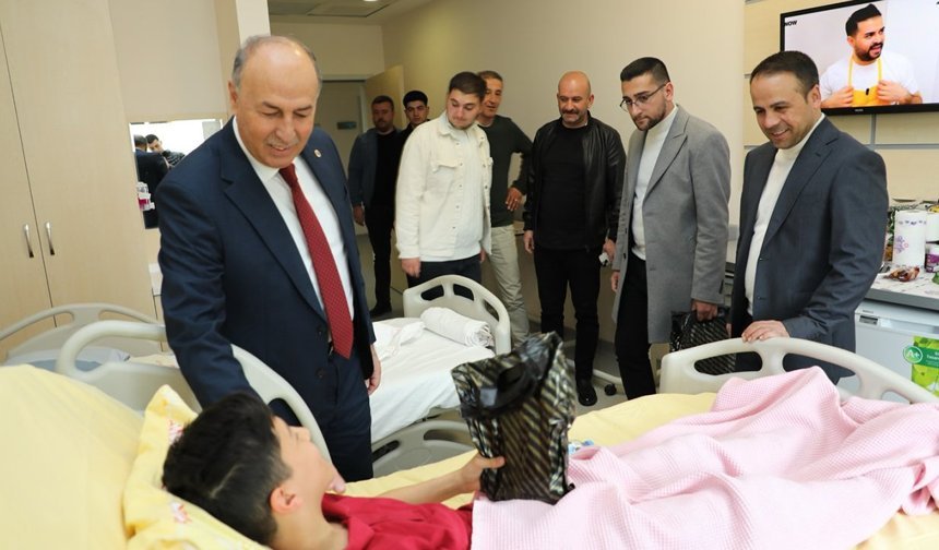 Hastanede tedavi gören çocuklara 23 Nisan ziyareti