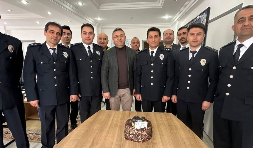 Mustafa Erbaş’tan Polislere pastalı kutlama