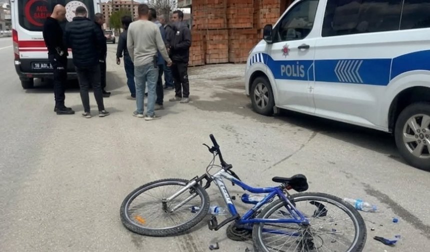 Otomobil bisikletli öğrenciye çarptı