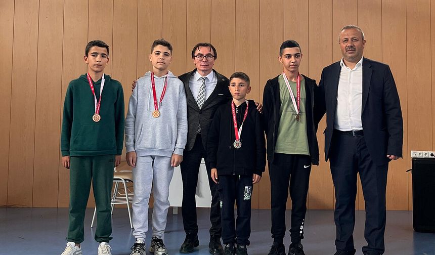 Alaca’da lise öğrencileri kıyasıya mücadele etti