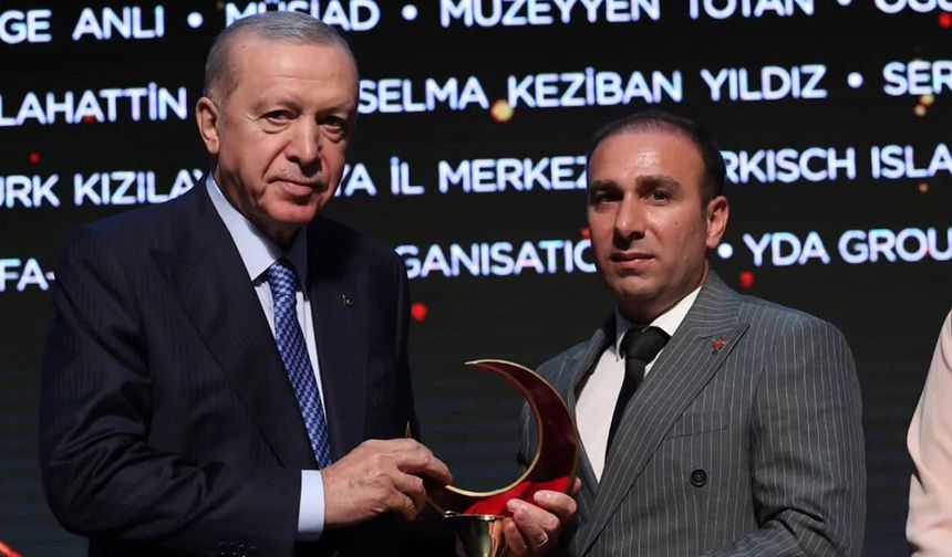 Ödülünü Cumhurbaşkanı Recep Tayyip Erdoğan'ın elinden aldı