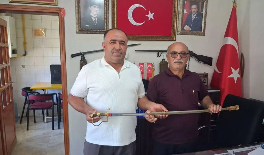 60 yıllık aile yadigarı subay kılıcı derneğe bağışlandı