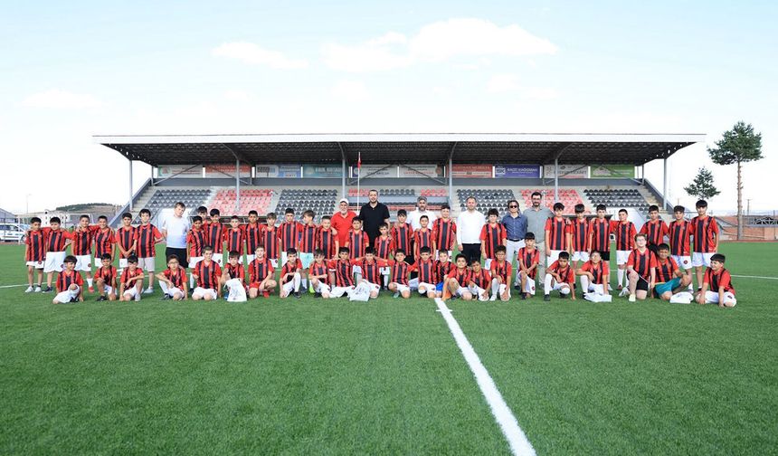 Alaca Yaz Futbol Okulu’nda forma heyecanı