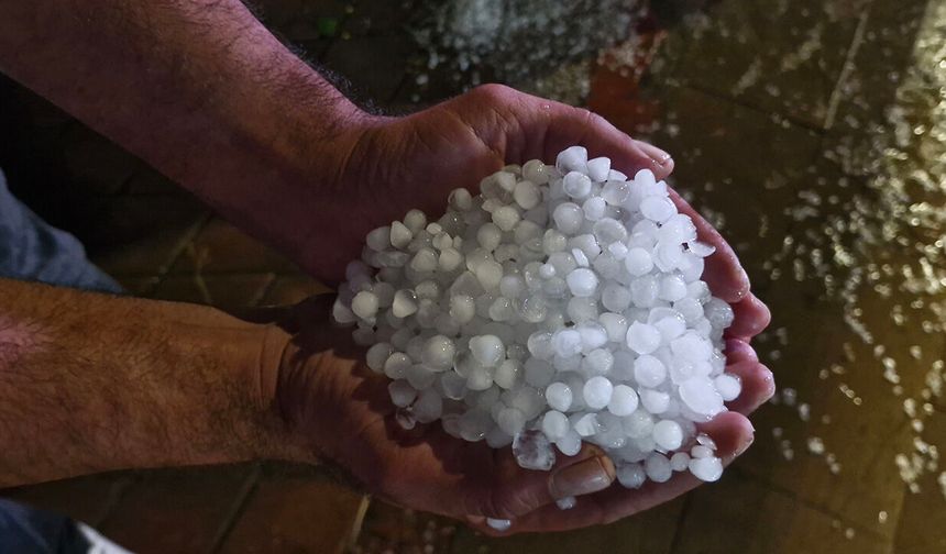 Alaca'da sağanak doluya dönüştü, cadde ve sokaklar beyaza büründü
