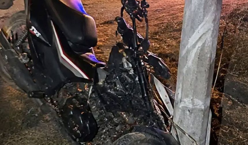 Motosiklet sürücüsü elektrik direğine çarptı
