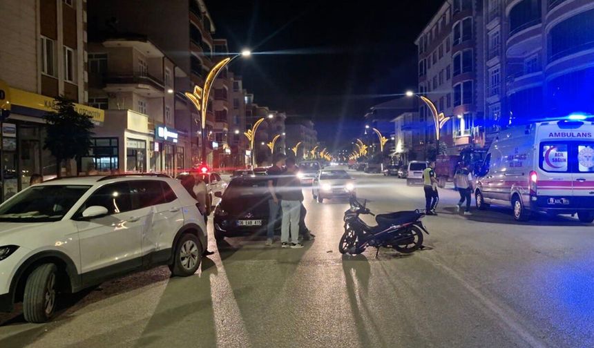 Alaca'da otomobil ile motosiklet çarpıştı: 1 yaralı