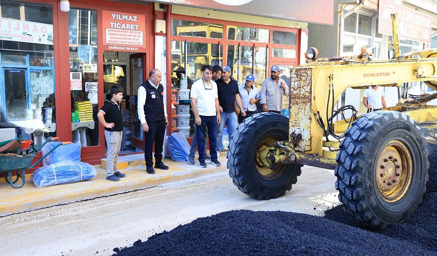 Sıcak asfalt çalışmalarını yerinde inceledi