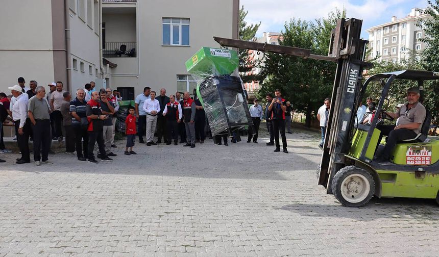 Alaca'da üreticilere yem ezme makinesi desteği