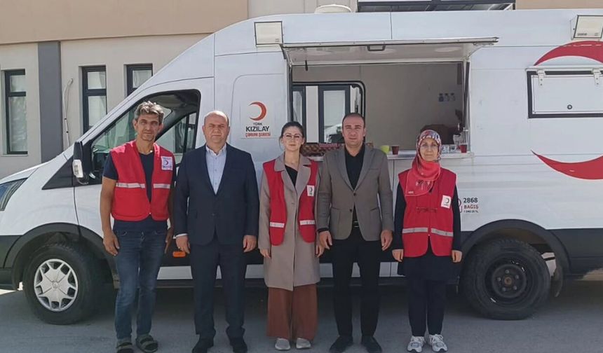 Alaca’ya kayıt için gelen öğrencilere Kızılay’dan ikram