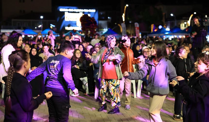 Alaca’da türkü dolu gece: Gönüllerince eğlendiler