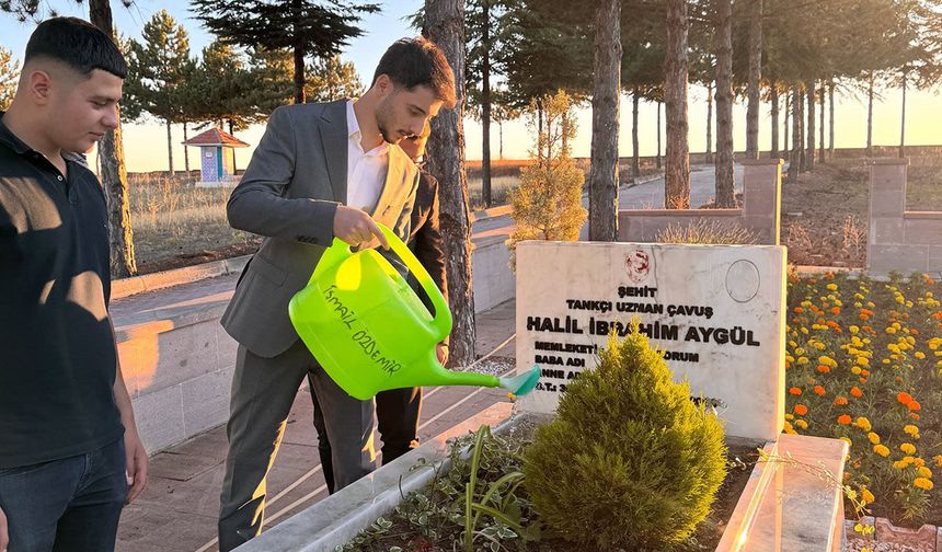 Ülkü Ocakları’ndan şehitlik ziyareti: Bakım yapıp, dua ettiler