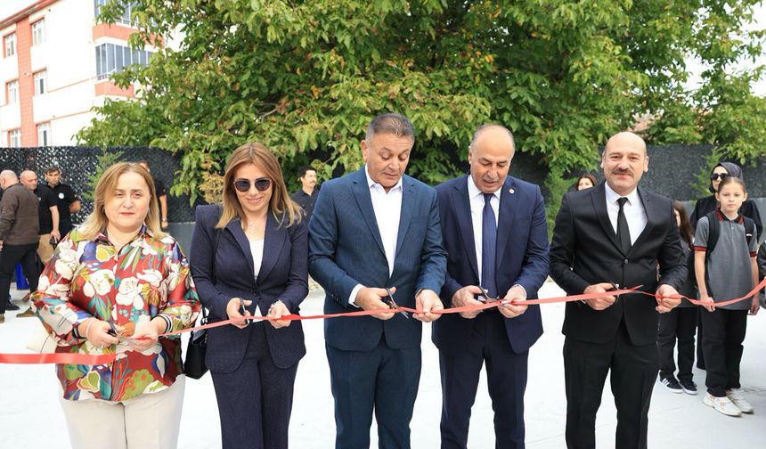 Başkan Arslan’dan öğrencilere moral, okula yeni halı saha