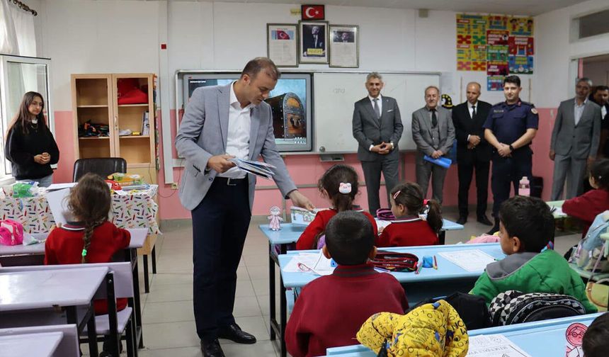 Köy okuluna ulaştı: Çocukların hayalleri büyüdü