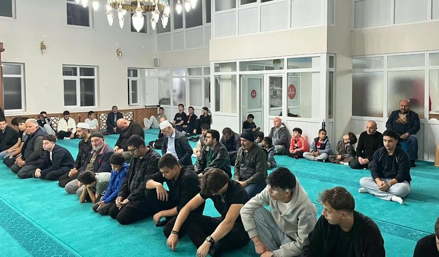 Gençler Camide Buluştu: Namaz, Sohbet ve Dualarla Manevi İklim